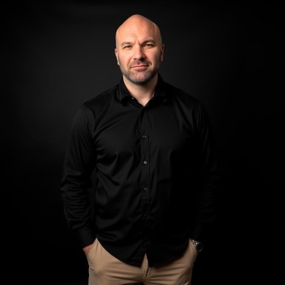 Portrait of Jonathan Kvarfordt, Founder & Principal Analyst